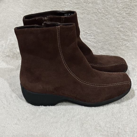 Clarks Ashlyn Brown Suede Leather Side Zip Ankle Boots Women 8W 75172 - Picture 1 of 6